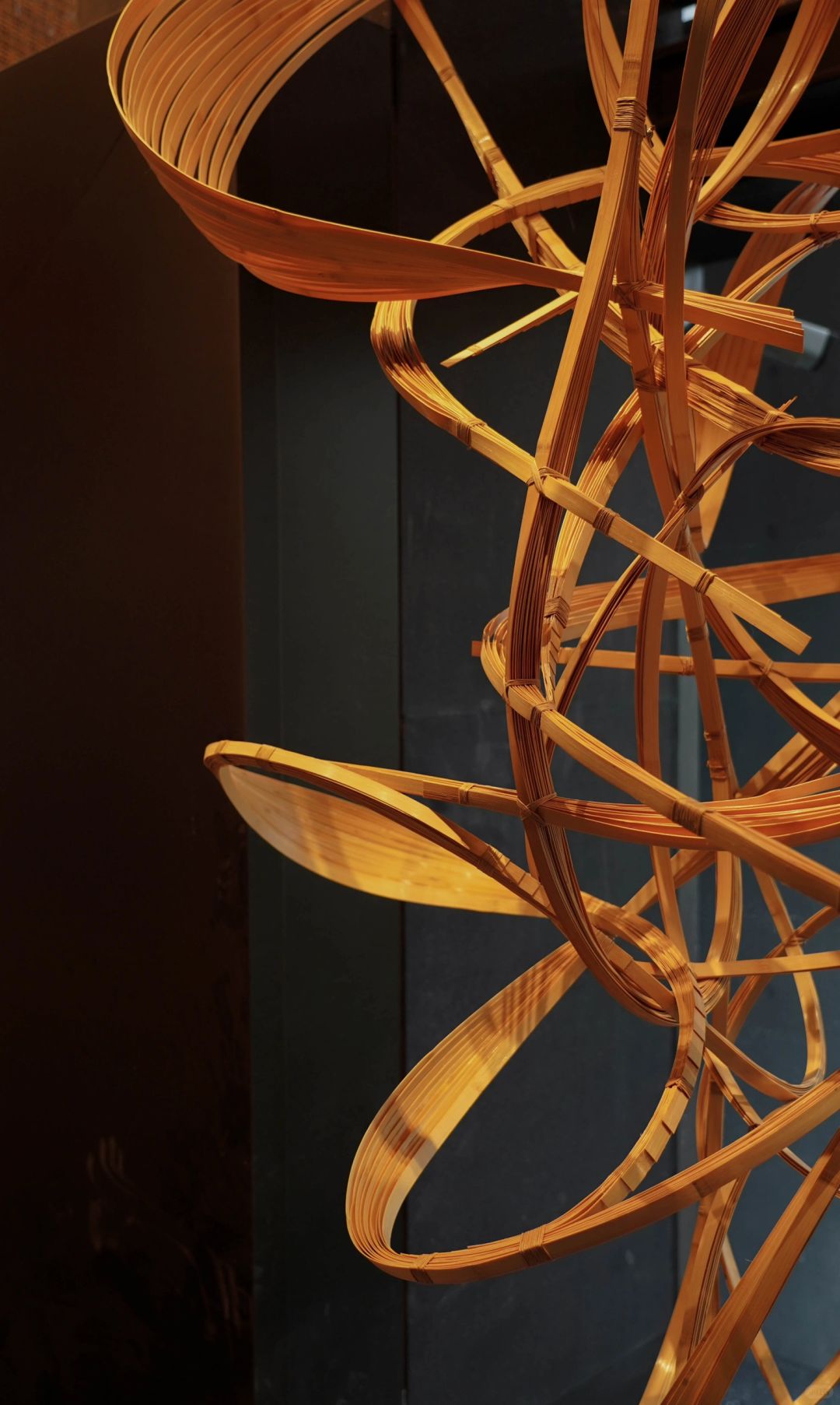 Writing Zen in Bamboo, Tracing the Paths of Wind and Mist | Hotel Installation Art| Installation art lostpeach