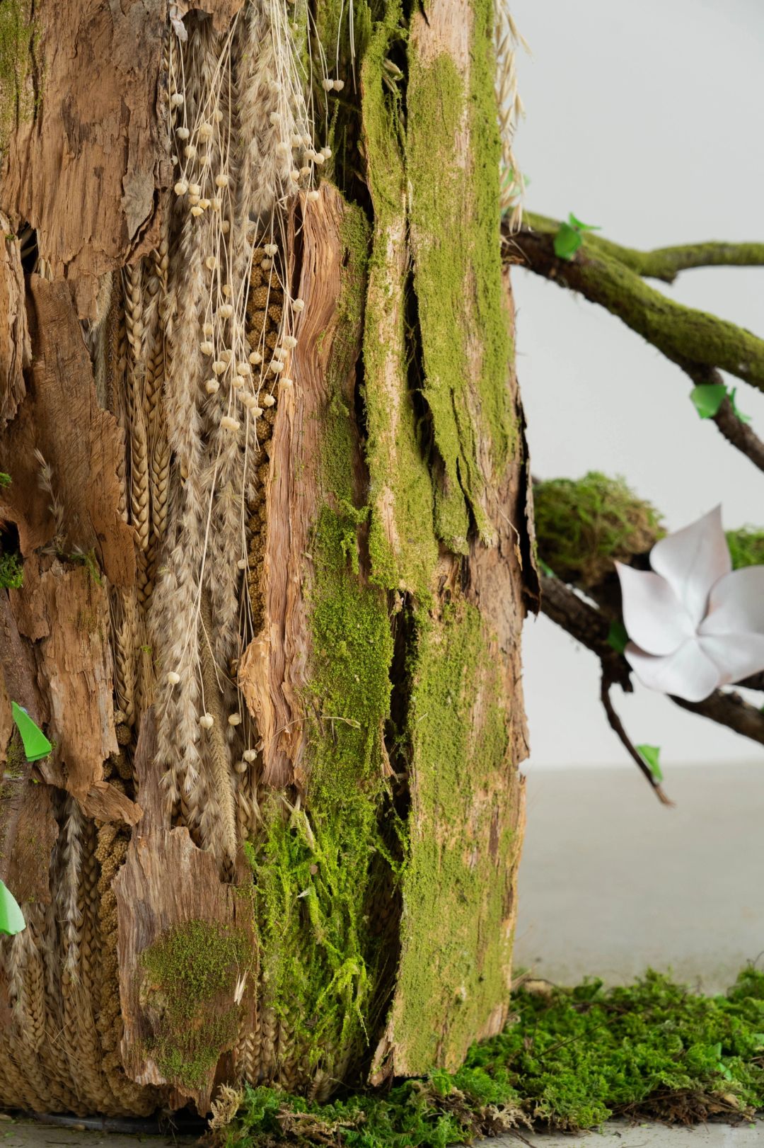 放大的酒瓶植物装置 | 装置艺术 - 图片2