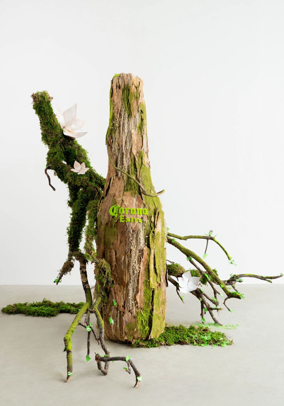 放大的酒瓶植物装置 | 装置艺术 - 图片3