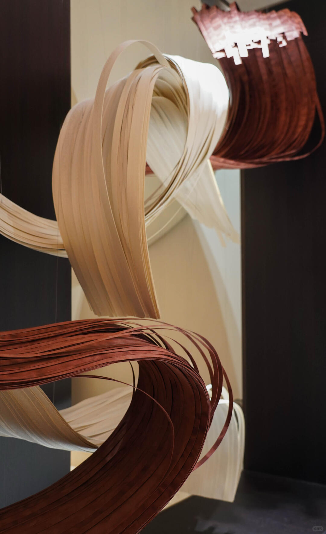 千缕红花梨,水袖渡惊鸿 | 展厅木皮艺术装置 - 图片17