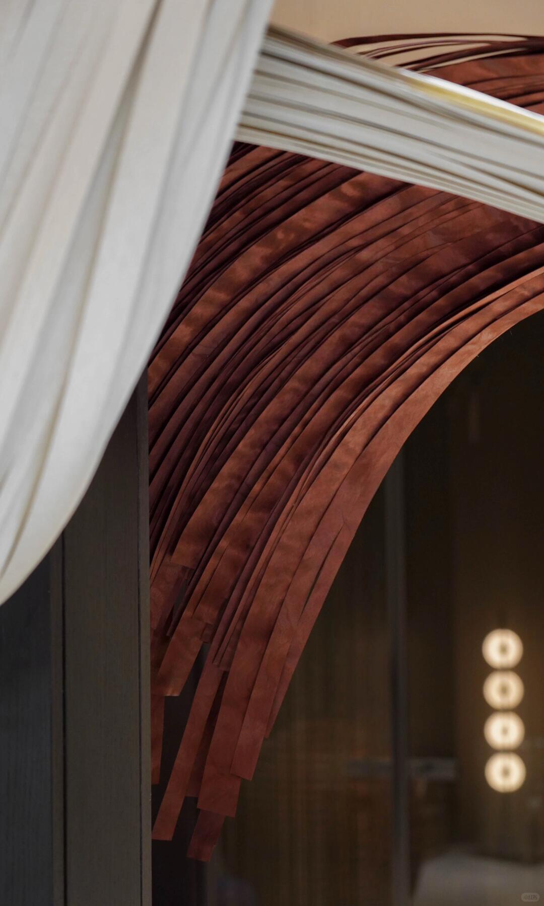 千缕红花梨,水袖渡惊鸿 | 展厅木皮艺术装置 - 图片18