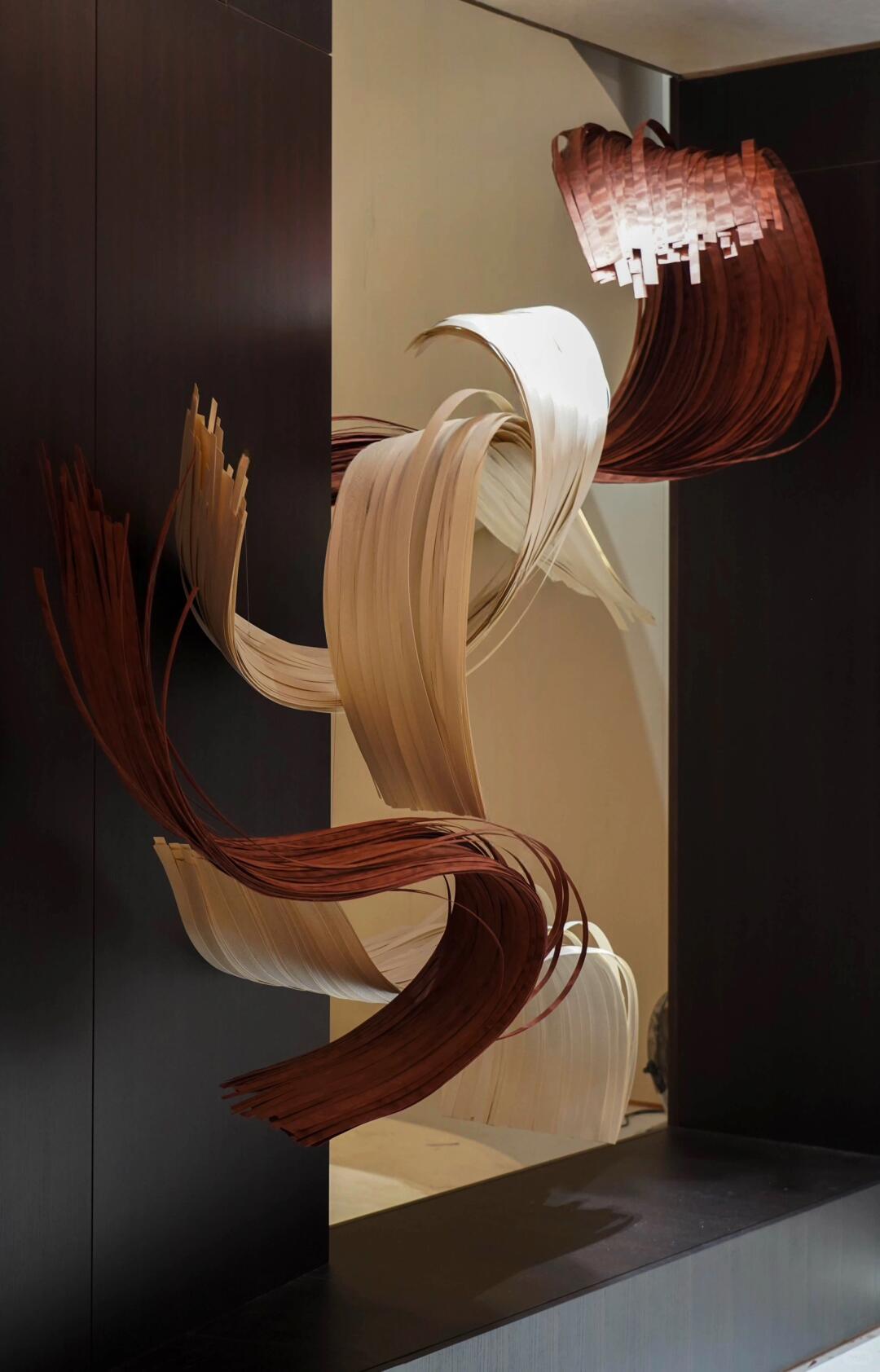 千缕红花梨,水袖渡惊鸿 | 展厅木皮艺术装置 - 图片3