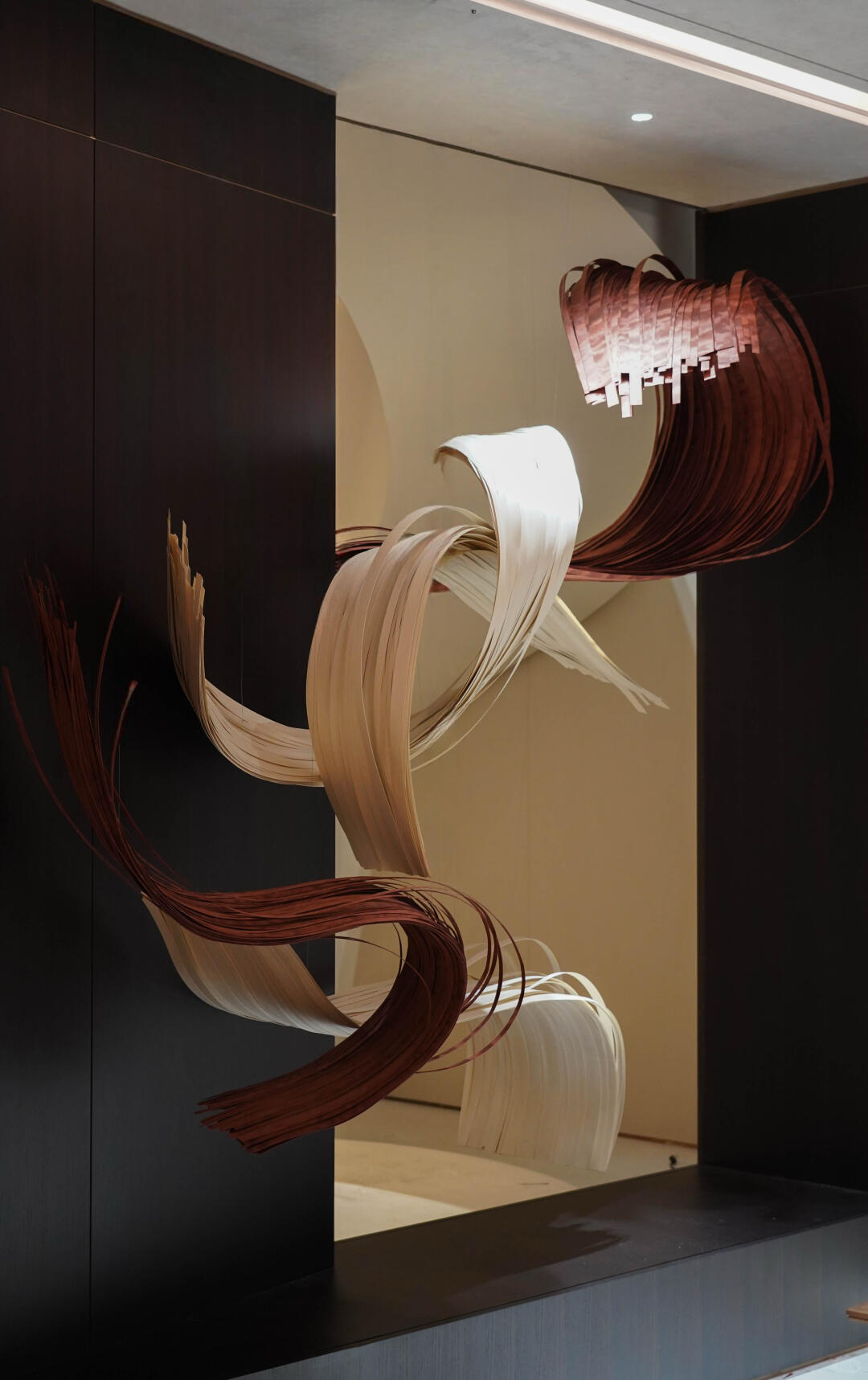 千缕红花梨,水袖渡惊鸿 | 展厅木皮艺术装置 - 图片7