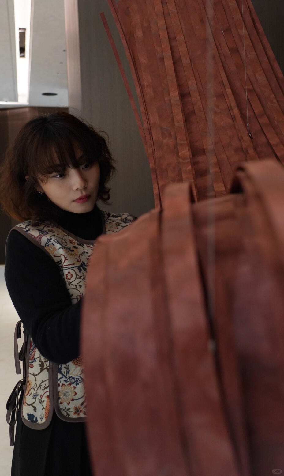 千缕红花梨,水袖渡惊鸿 | 展厅木皮艺术装置 - 图片8