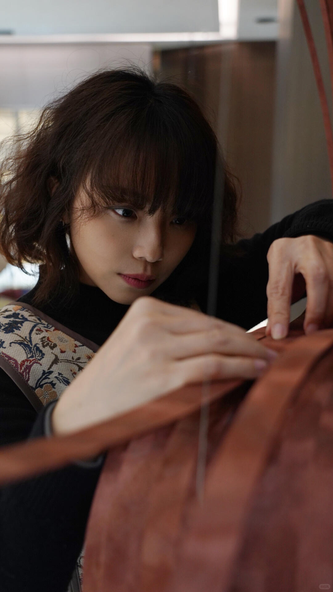 千缕红花梨,水袖渡惊鸿 | 展厅木皮艺术装置 - 图片9