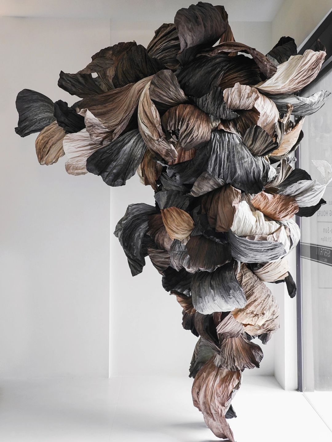 装置艺术 | 深秋的离别,枯叶在风中的演绎 - 图片2