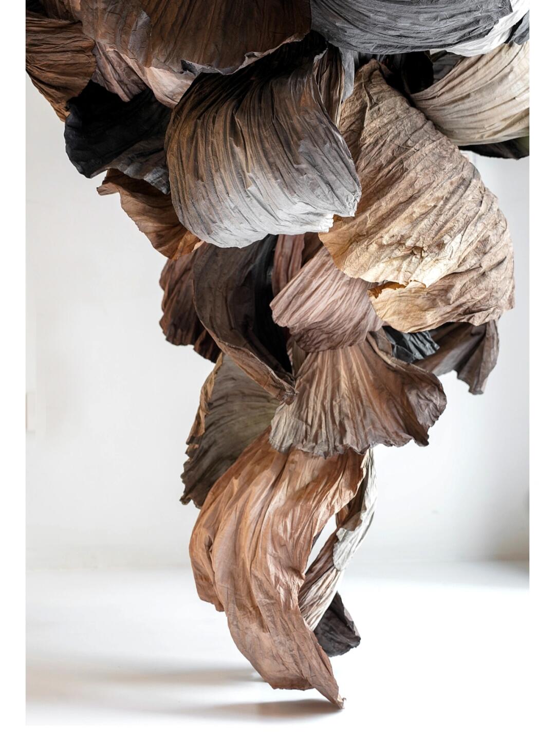 装置艺术 | 深秋的离别,枯叶在风中的演绎 - 图片4