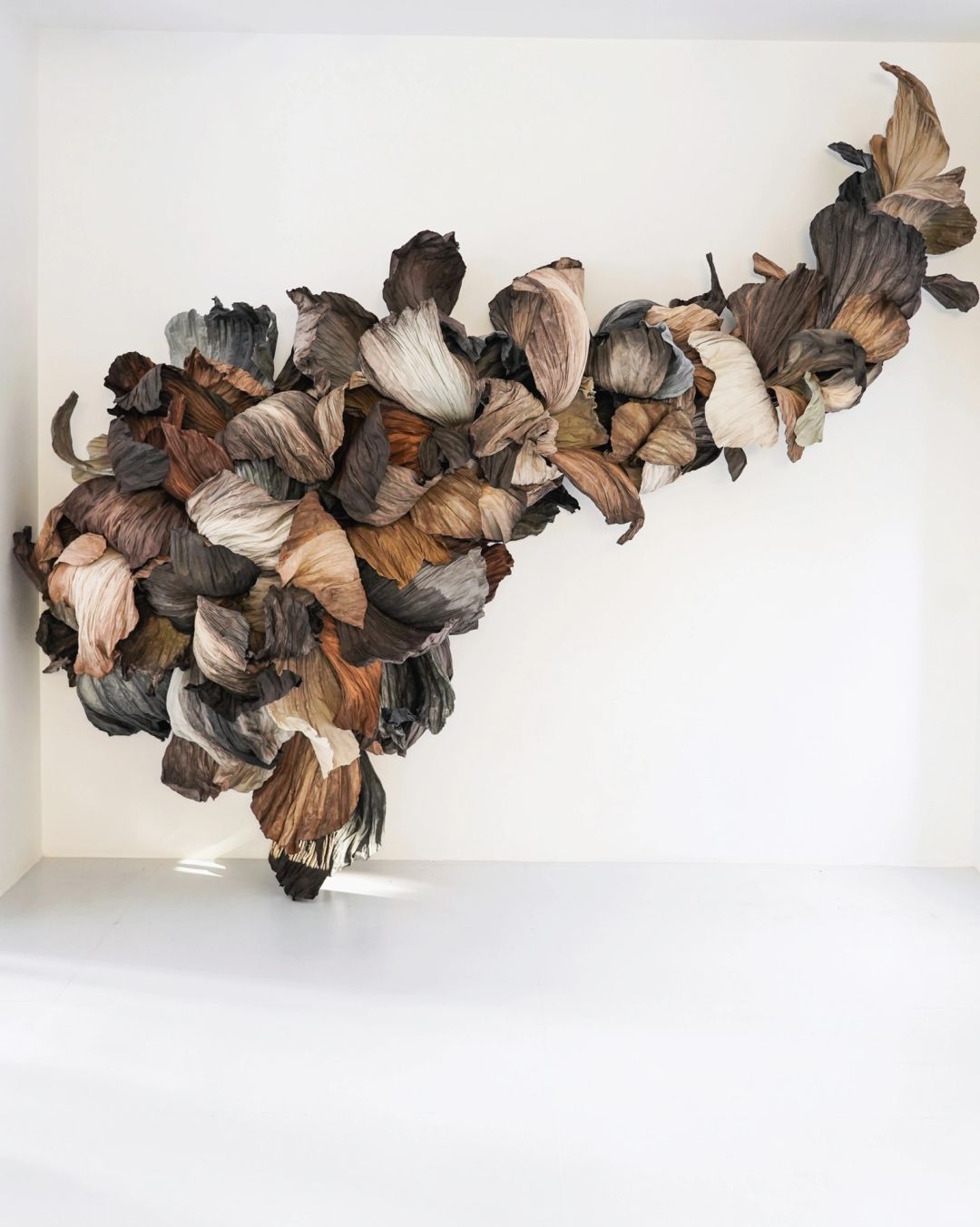 装置艺术 | 深秋的离别,枯叶在风中的演绎 - 图片5