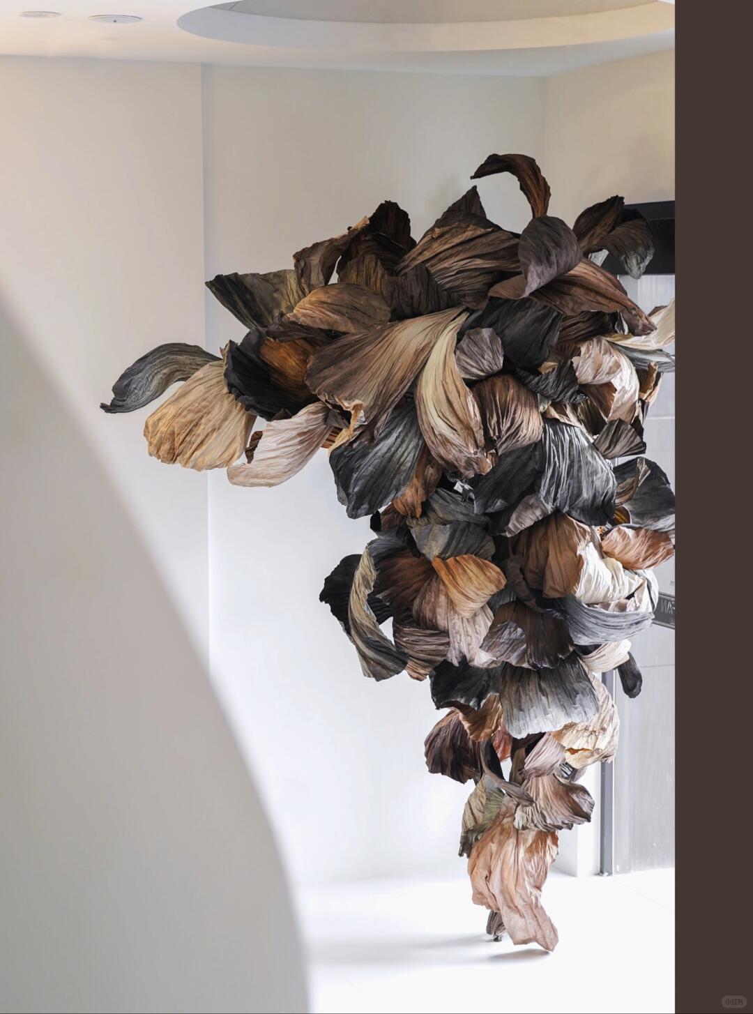 装置艺术 | 深秋的离别,枯叶在风中的演绎 - 图片7