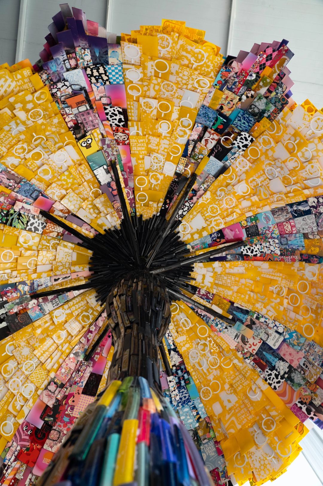 眼花缭乱的废弃手机壳艺术装置 | 遮阳伞