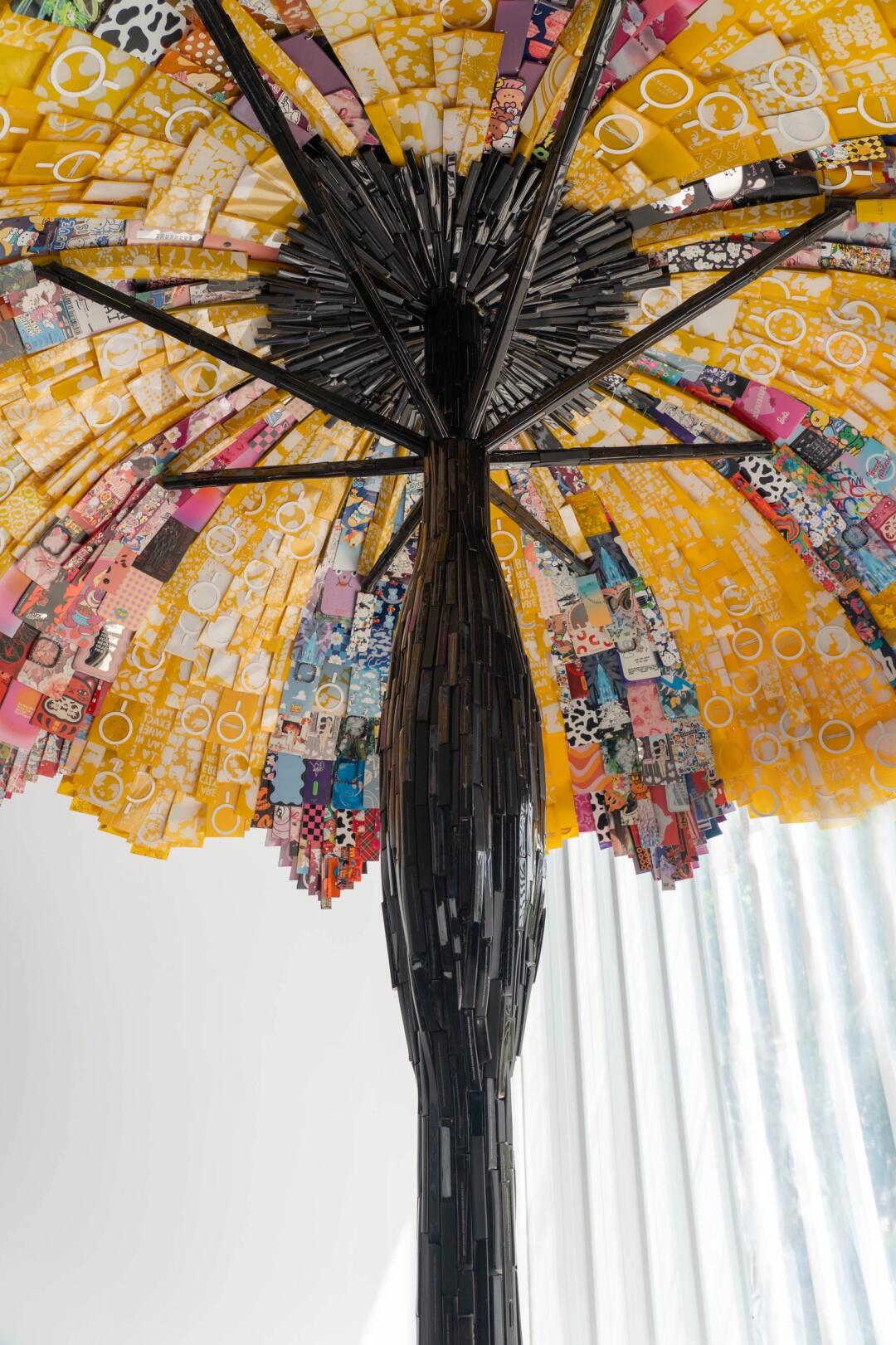 眼花缭乱的废弃手机壳艺术装置 | 遮阳伞 - 图片11