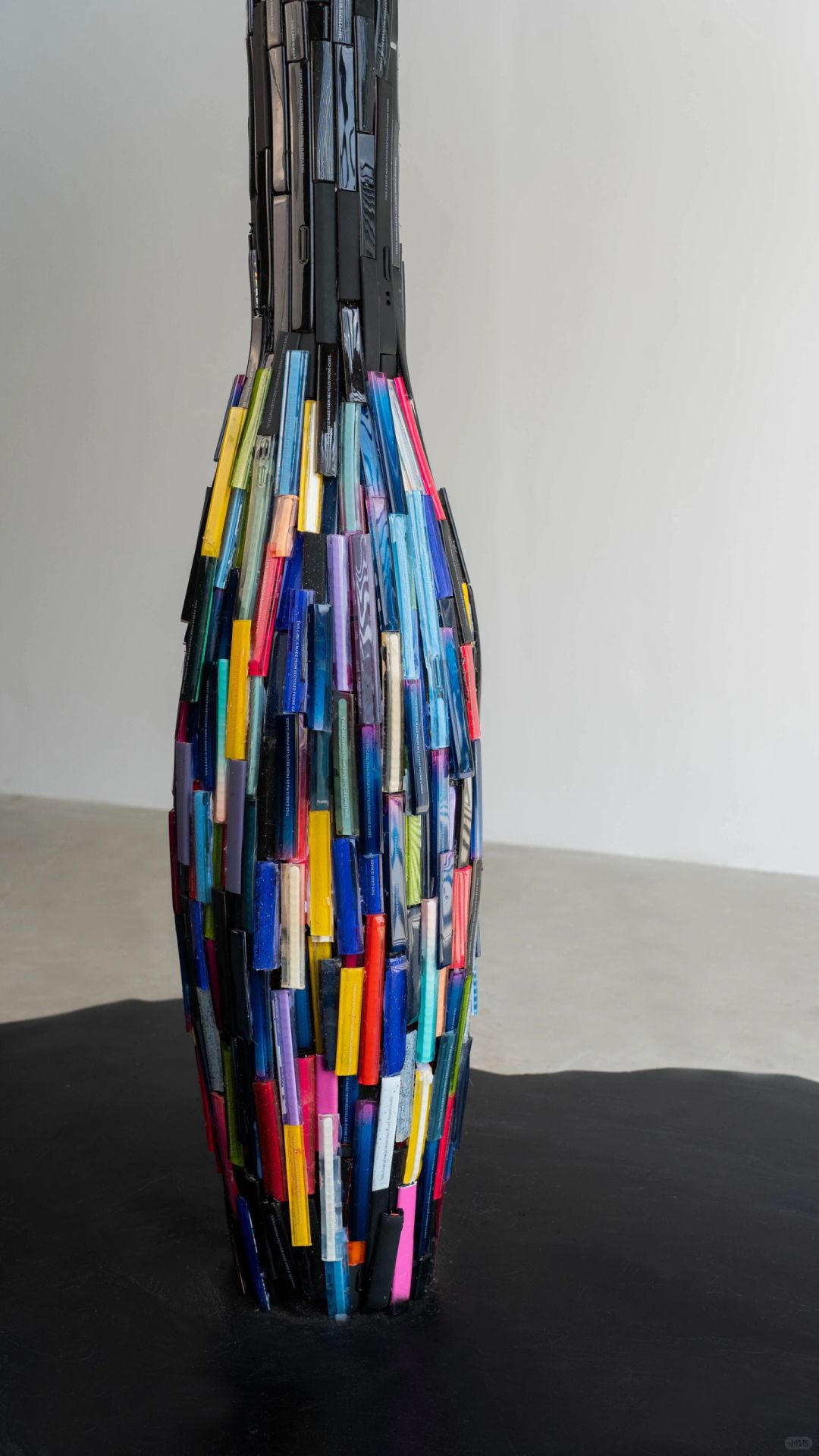 眼花缭乱的废弃手机壳艺术装置 | 遮阳伞 - 图片12