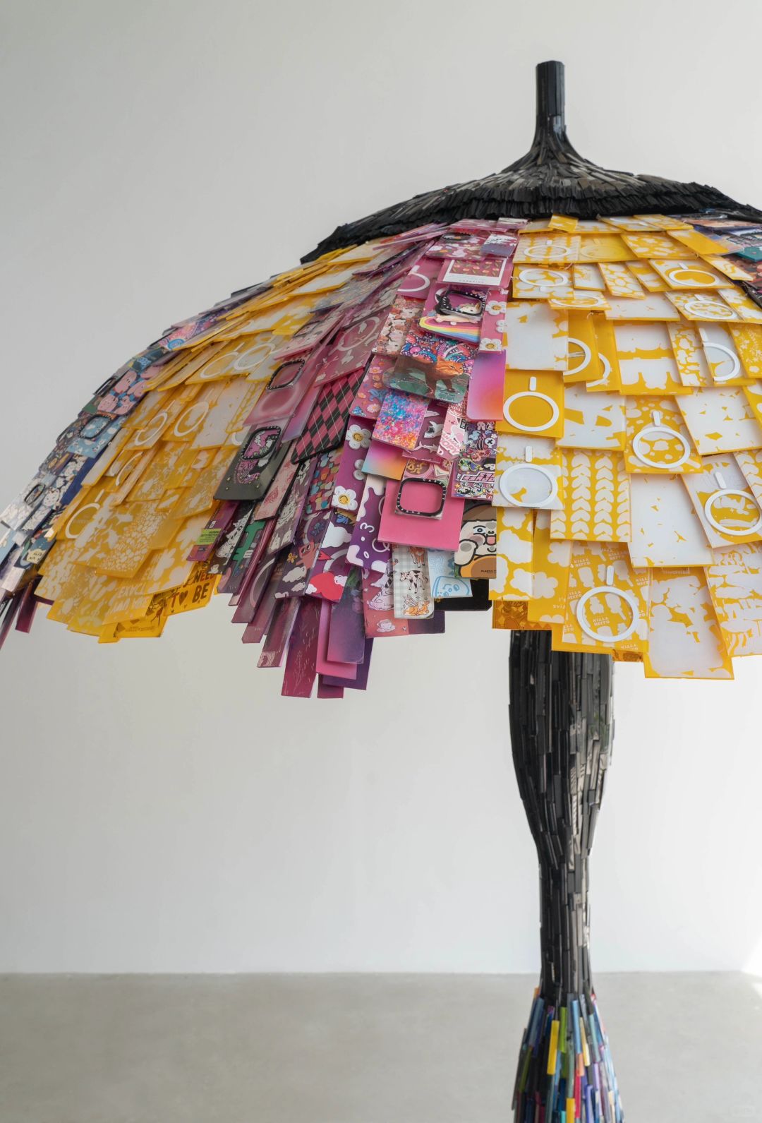 眼花缭乱的废弃手机壳艺术装置 | 遮阳伞 - 图片13