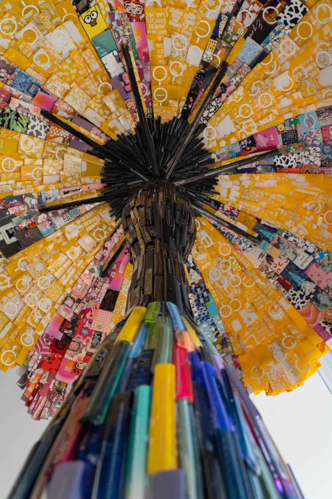 眼花缭乱的废弃手机壳艺术装置 | 遮阳伞 - 图片6