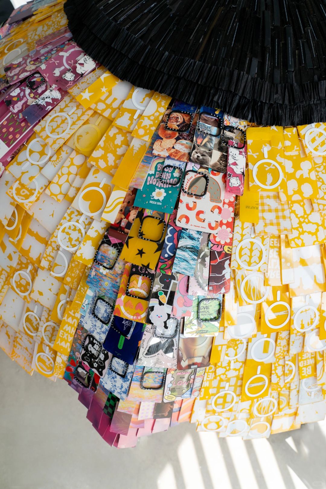 眼花缭乱的废弃手机壳艺术装置 | 遮阳伞 - 图片7