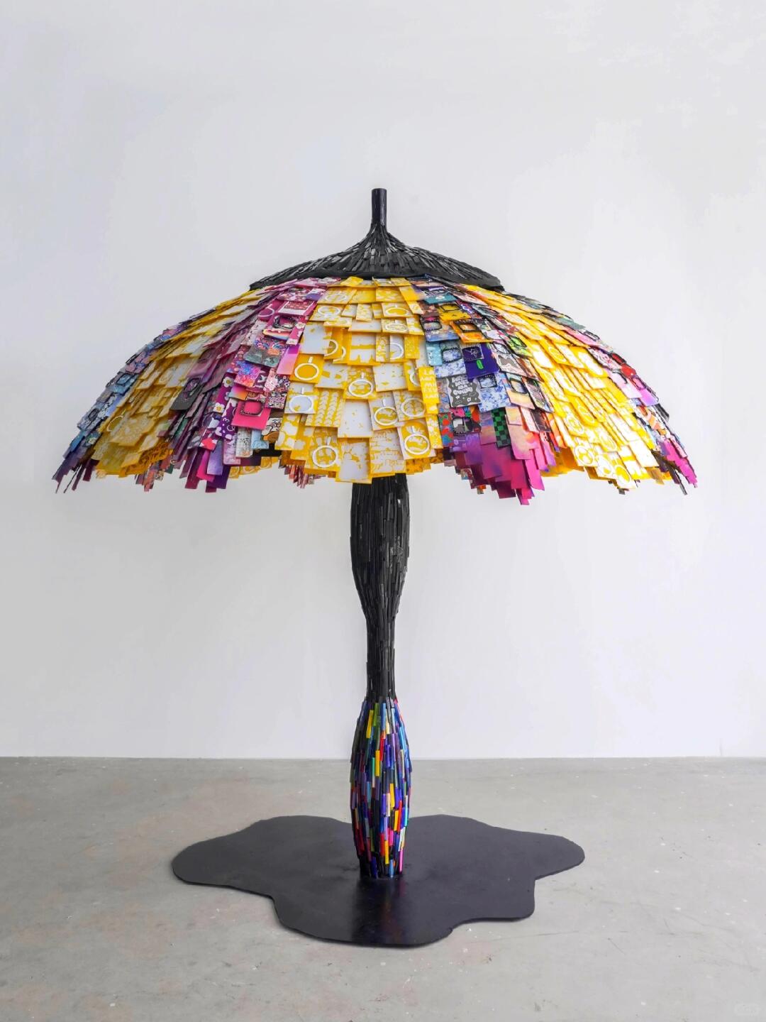 眼花缭乱的废弃手机壳艺术装置 | 遮阳伞 - 图片8