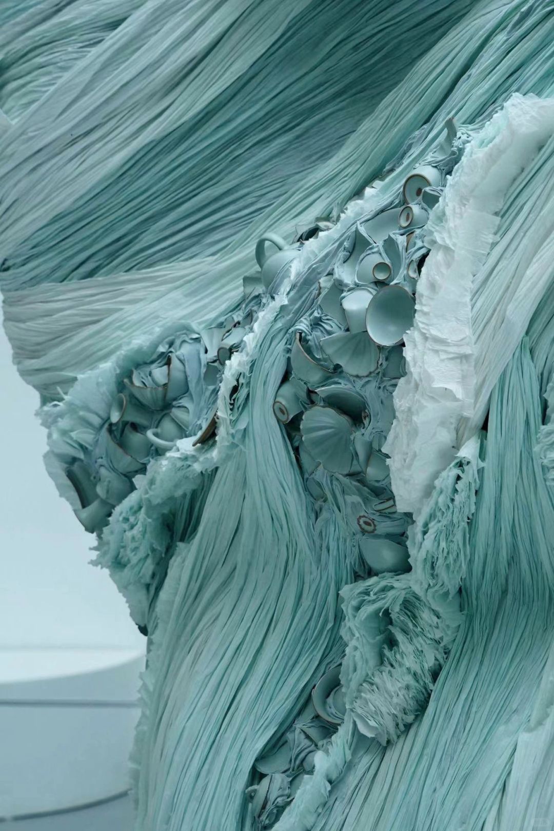 A Thousand Fragments: Reimagining Ru Porcelain| Installation art lostpeach